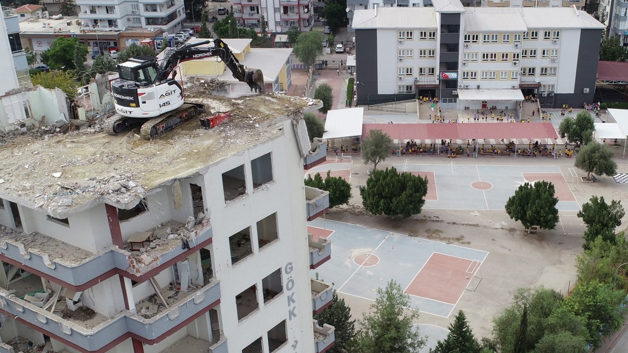Okulların çevresinde yıkım bekleyen binalar: Bir anda böyle çöktü