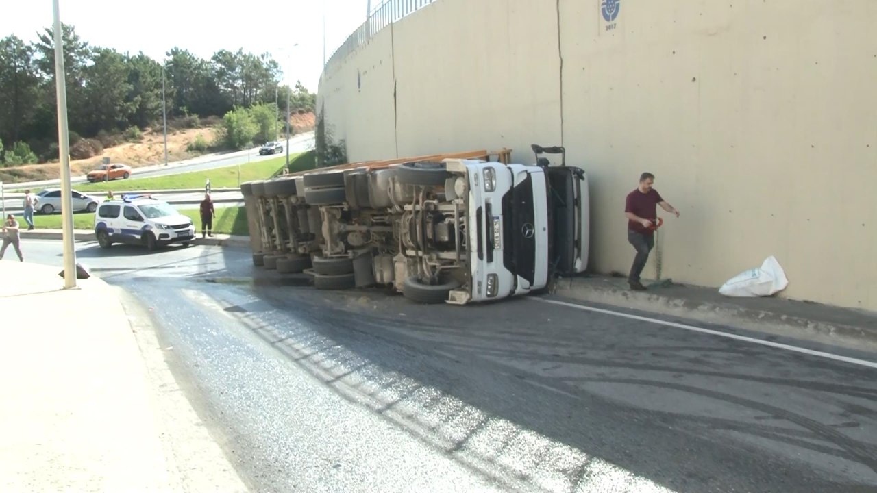 Virajı alamayan kamyon yan yattı: Yol trafiğe kapandı