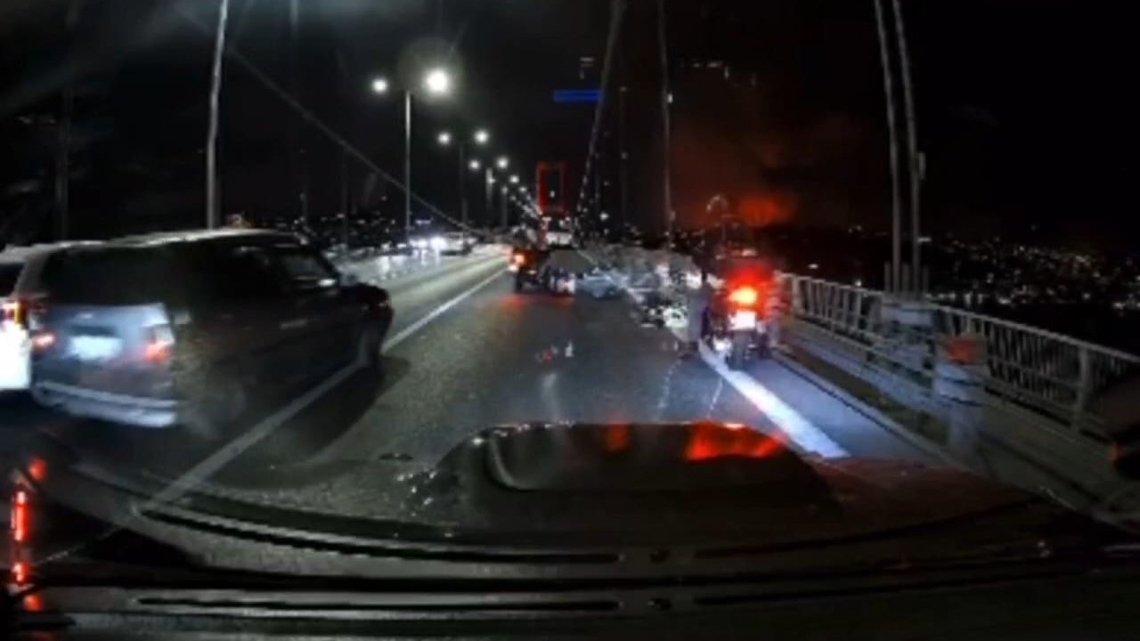 Motosikletli trafik polisine köprüde araba çarptı!