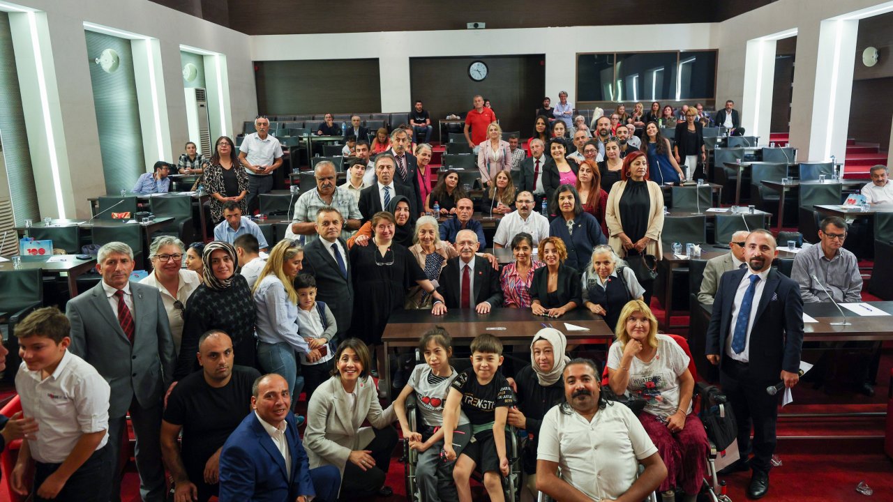 Kılıçdaroğlu engelli vatandaşlarla bir araya geldi