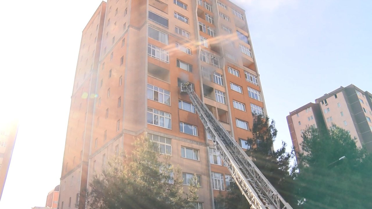 16 katlı apartmanda yangın paniği: Çok sayıda ekip sevk edildi