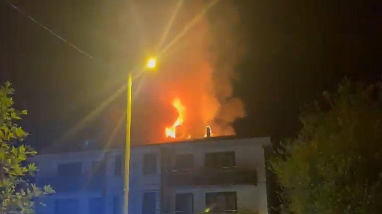 Apartmanın çatısı alev alev yandı: İnceleme başlatıldı