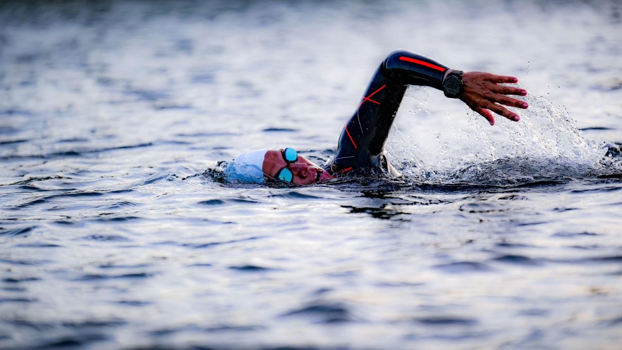 Sporcu İrem Sönmez kadına yönelik şiddete karşı 24 saat aralıksız yüzdü