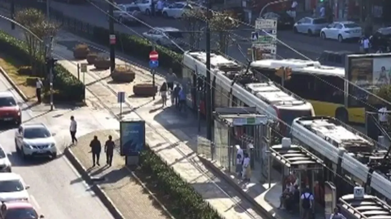 Otobüs tramvaya çarptı: Çok sayıda polis ve sağlık ekibi sevk edildi