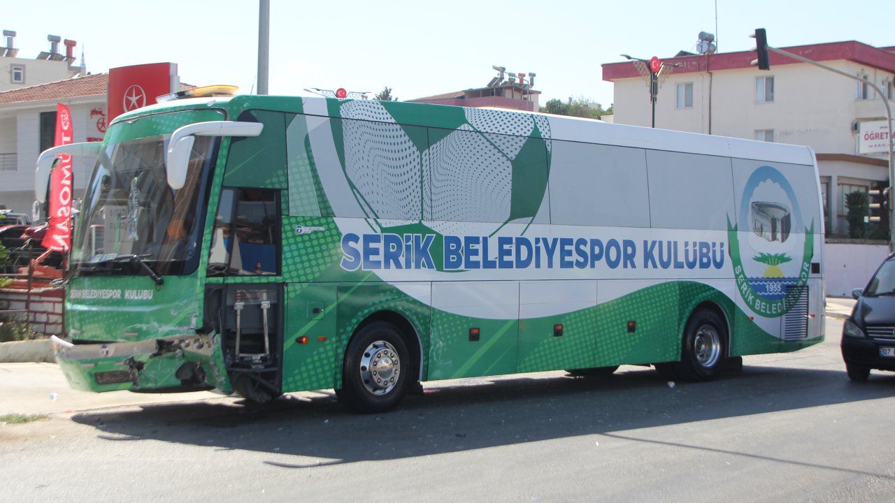Serik Belediyespor takım otobüsü kaza yaptı