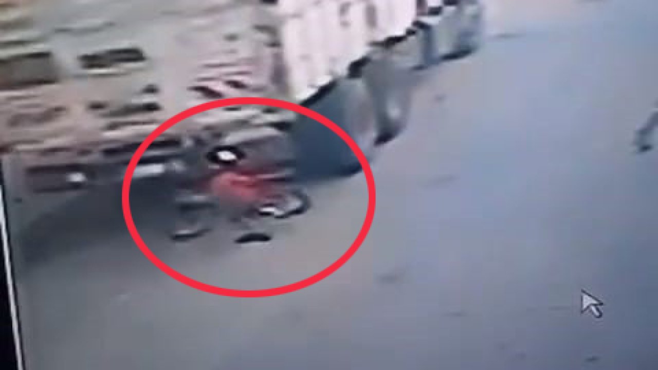 Bisikletini kurtarmak isterken kamyonun altında kaldı