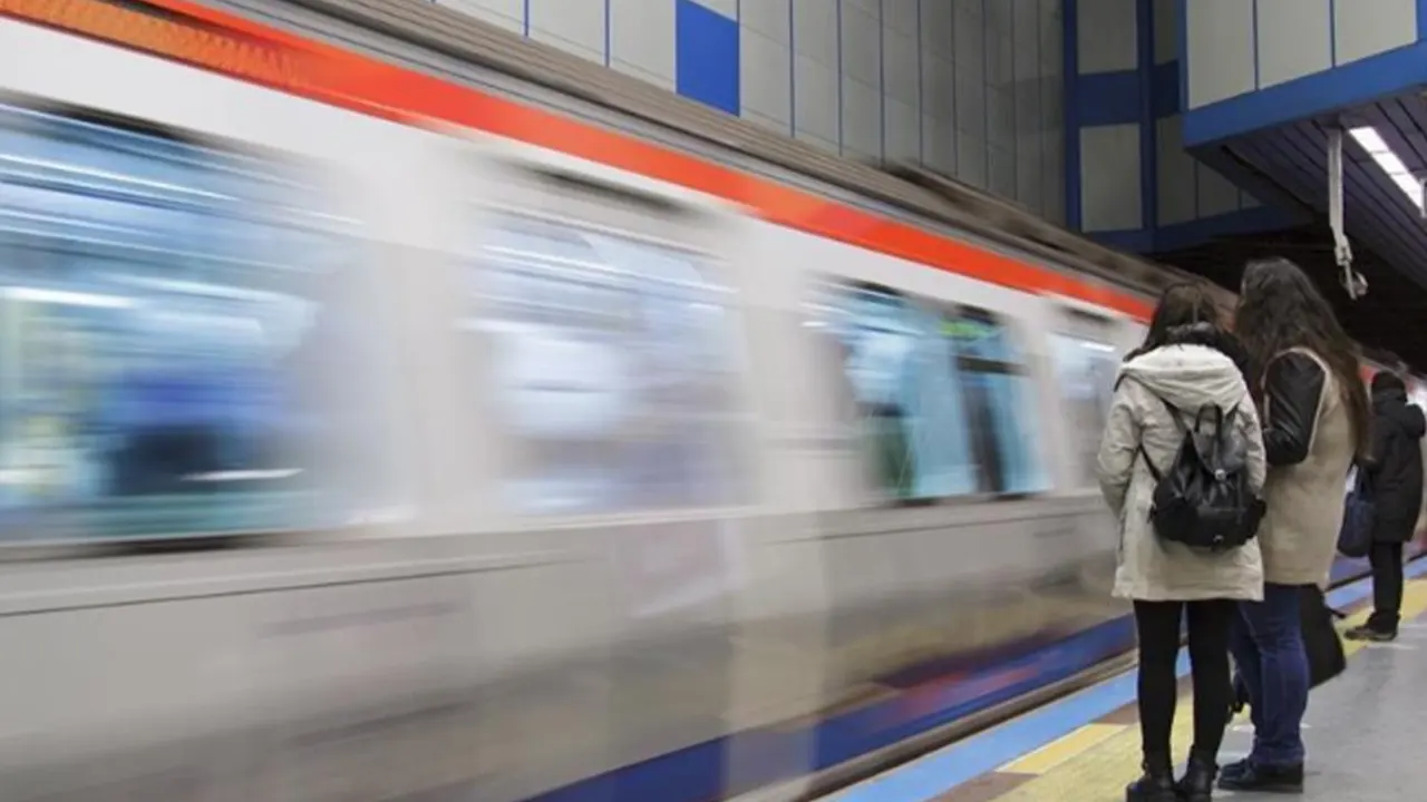 Metro istasyonlarında teknik arıza: Seferler durdu, istasyonlarda yoğunluk oluştu