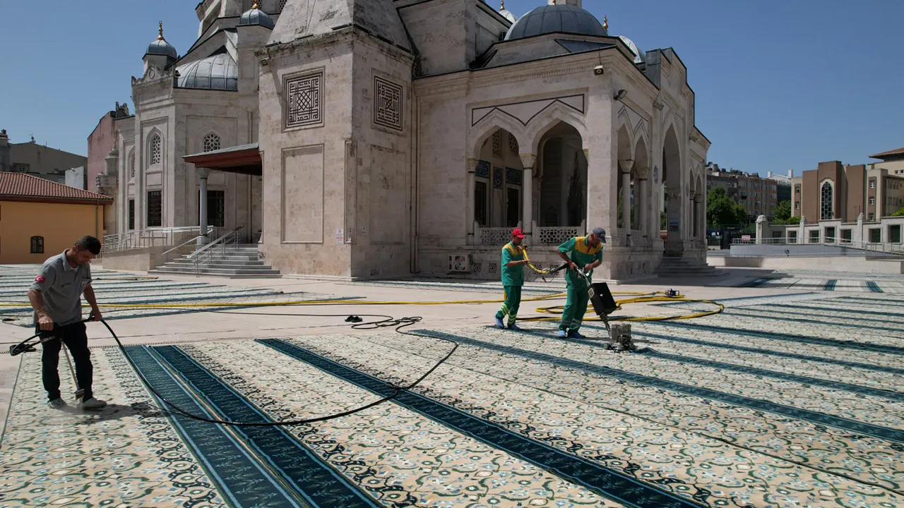 Zeytinburnu’ndaki tüm camiler Mevlit Kandili’nde gül suyu ile yıkandı