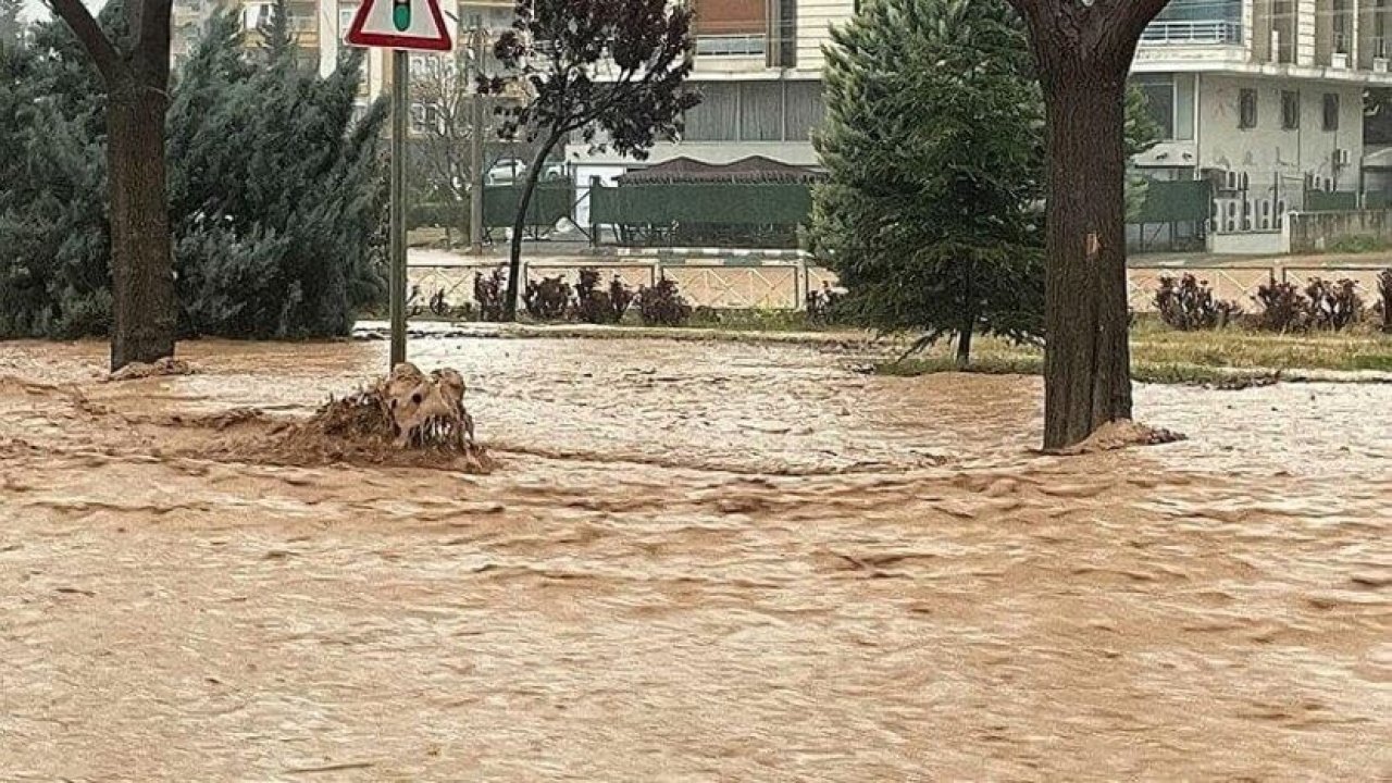 Ankara'da Şiddetli Yağmur; Yollar Göle Döndü, Evleri Su Bastı
