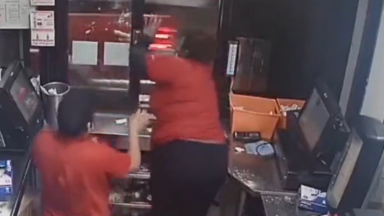 Fast food çalışanı, tartıştığı müşterisine silah çekti!