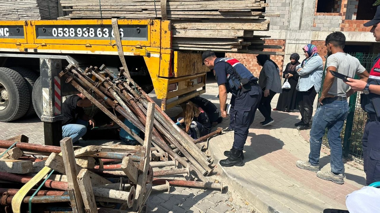Malzeme çıkarılan vincin halatı koptu: 62 yaşındaki inşaat işçisi beton zemine düştü