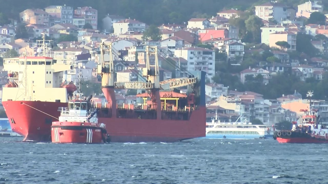 Arızalanan yük gemisi Ahırkapı'ya çekildi