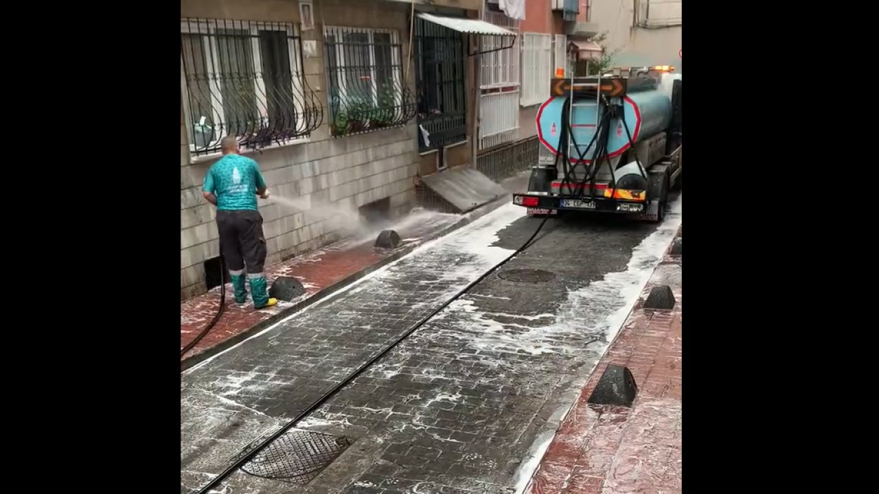 Sokakları deterjanla yıkayan belediyeye İBB’den tepki!