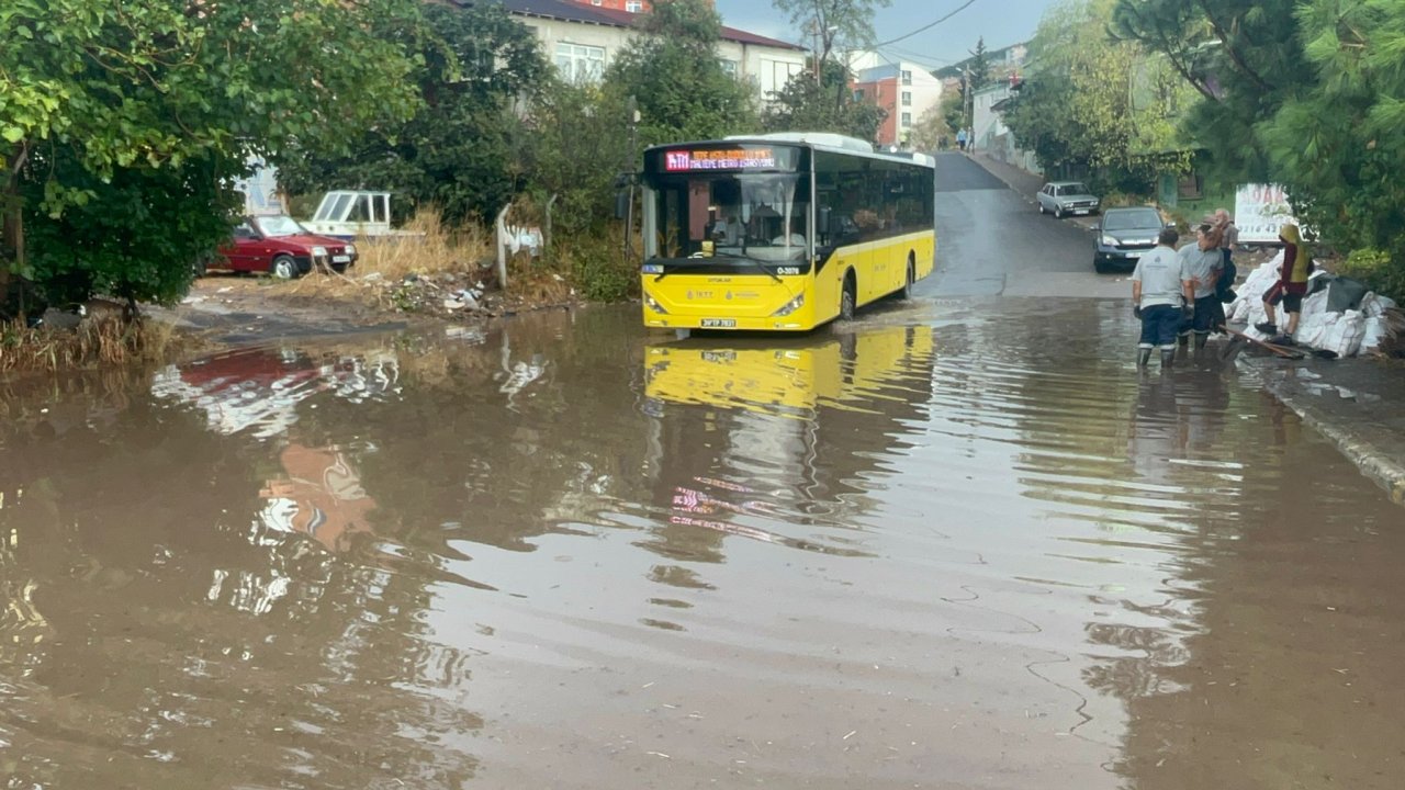 İstanbul'da kuvvetli yağış: Cadde ve alt geçit göle döndü