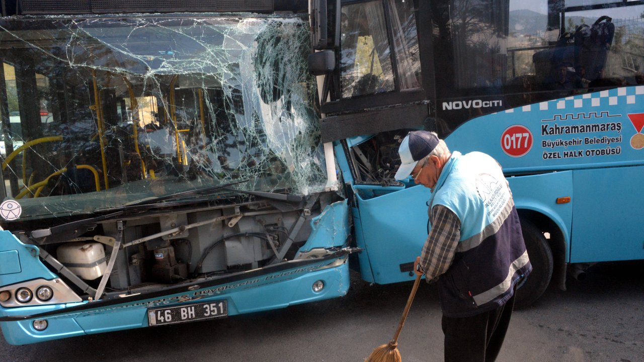 Belediye otobüsü ile halk otobüsü çarpıştı: Yaralılar var