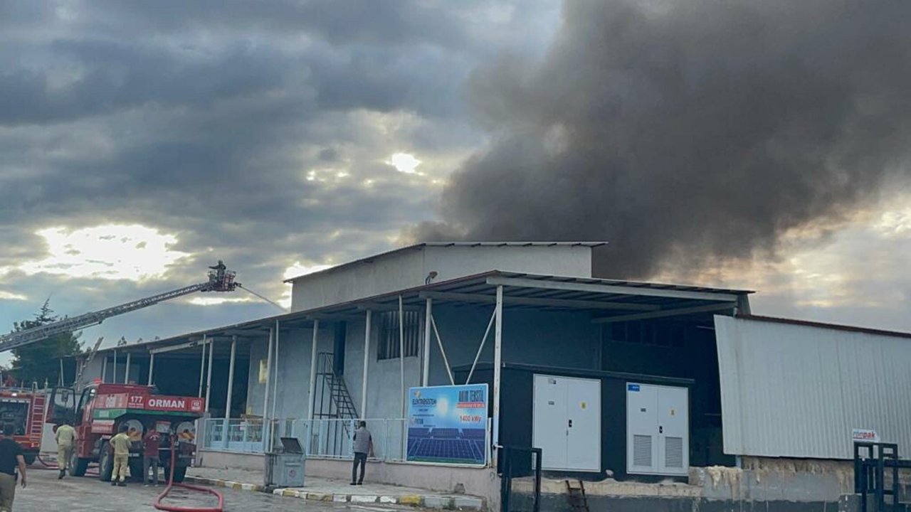 İplik fabrikasında korkutan yangın: Siyah dumanlar gökyüzüne yükseldi