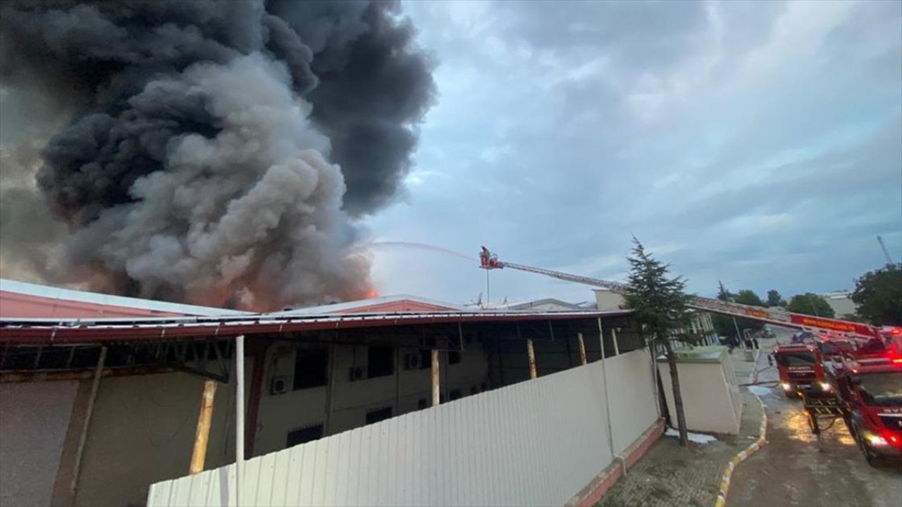 Tekstil fabrikasında yangın: Müdahale ediliyor