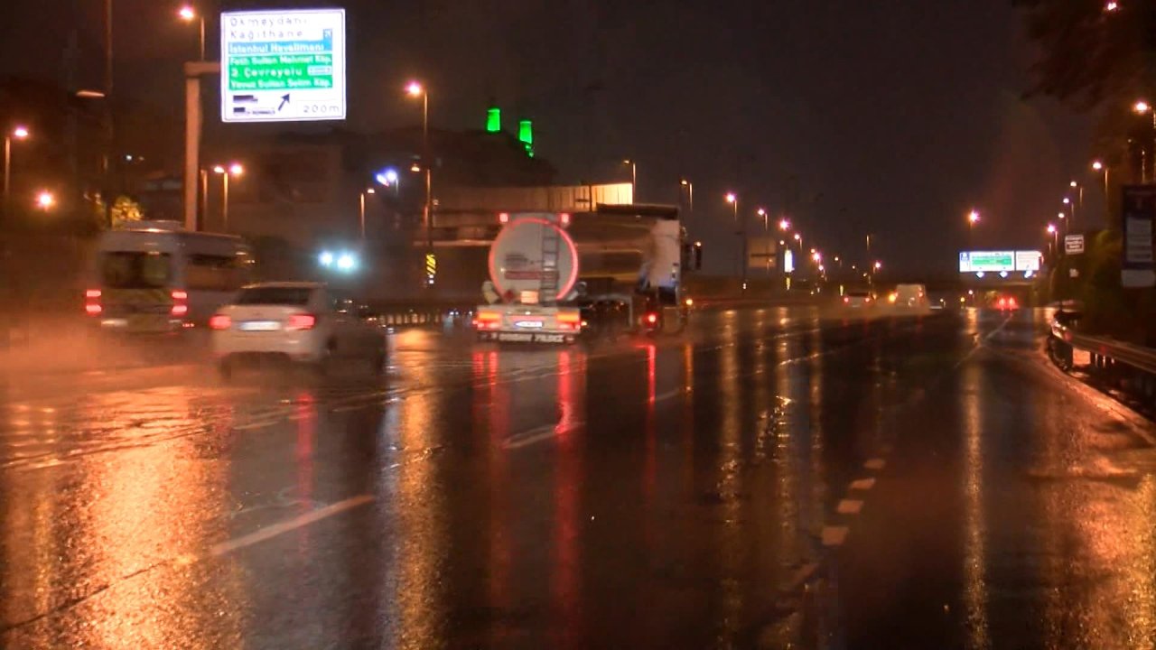 İstanbul'da yağış sabah saatlerine kadar sürdü: Sürücüler zor anlar yaşadı