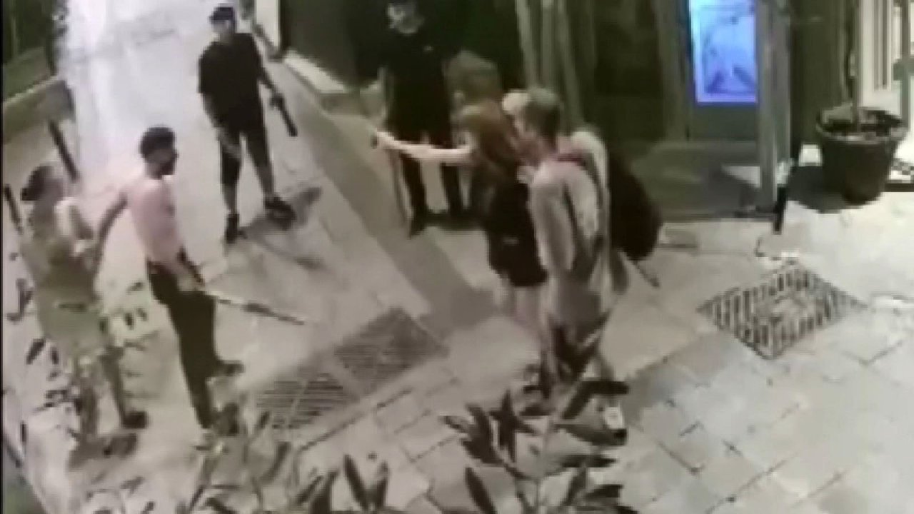 Merdivenlerde oturan iki arkadaşa çivili sopa ve şişeli saldırı