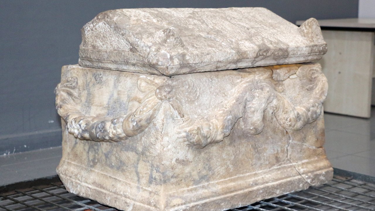 Piyasa değeri 400 bin dolar: Otomobilde, Roma dönemine ait bebek lahdi ele geçirildi
