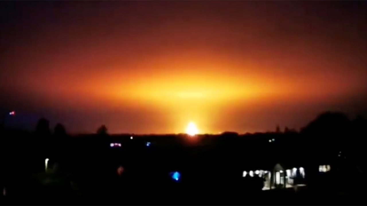 İngiltere'de devasa ateş topu gökyüzünü aydınlattı: Patlamanın gizemi çözüldü