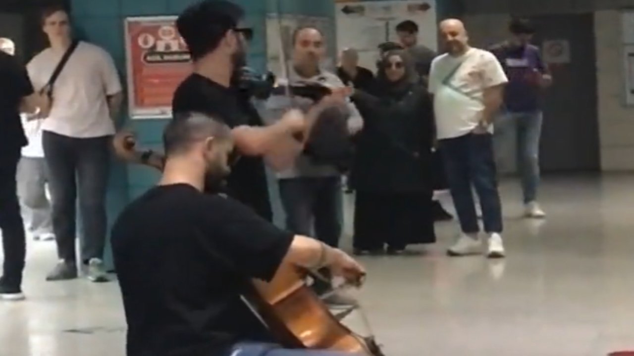 Marmaray’daki müzisyenlerin performansı dinleyenleri büyüledi