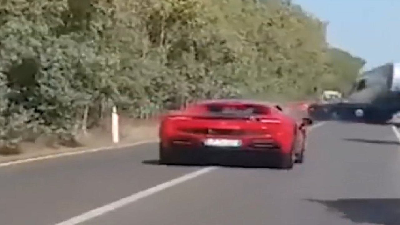 Lüks araçların kazası faciayla sonuçlandı! Lamborghini ile Ferrari çarpıştı, 2 kişi yanarak öldü…