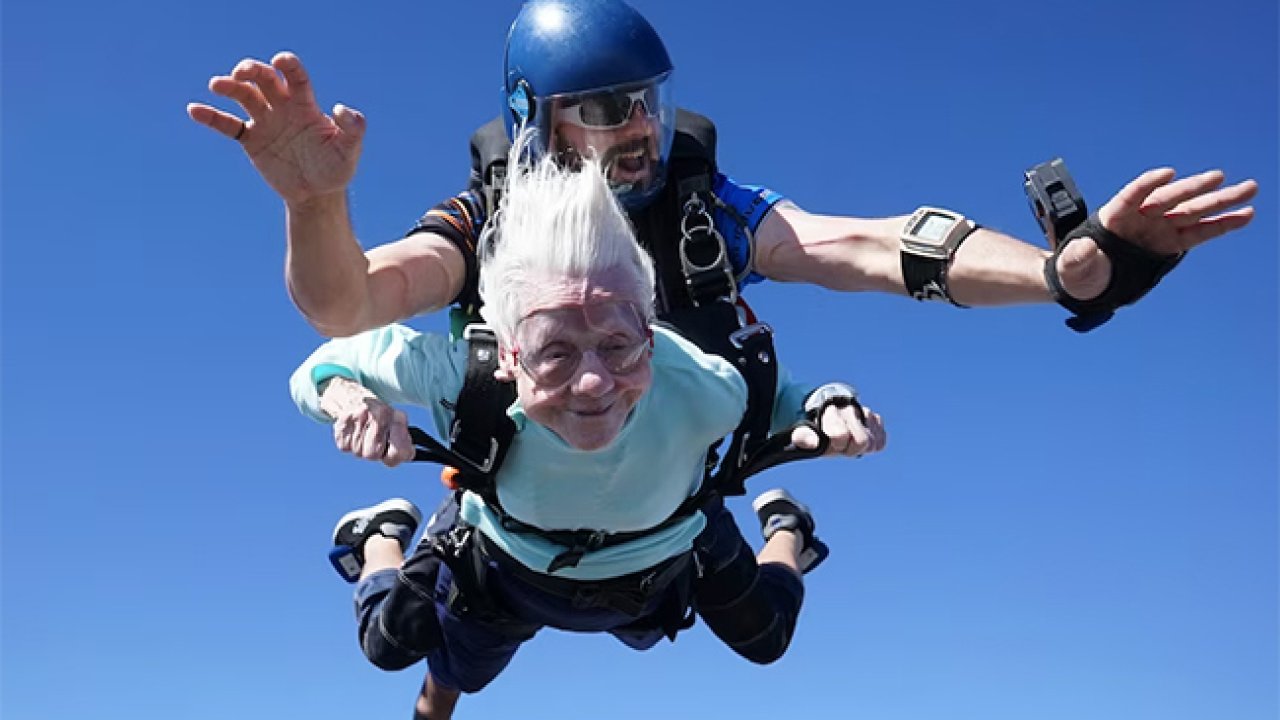 104 yaşında paraşütle atladı, rekorlar kitabına girdi!