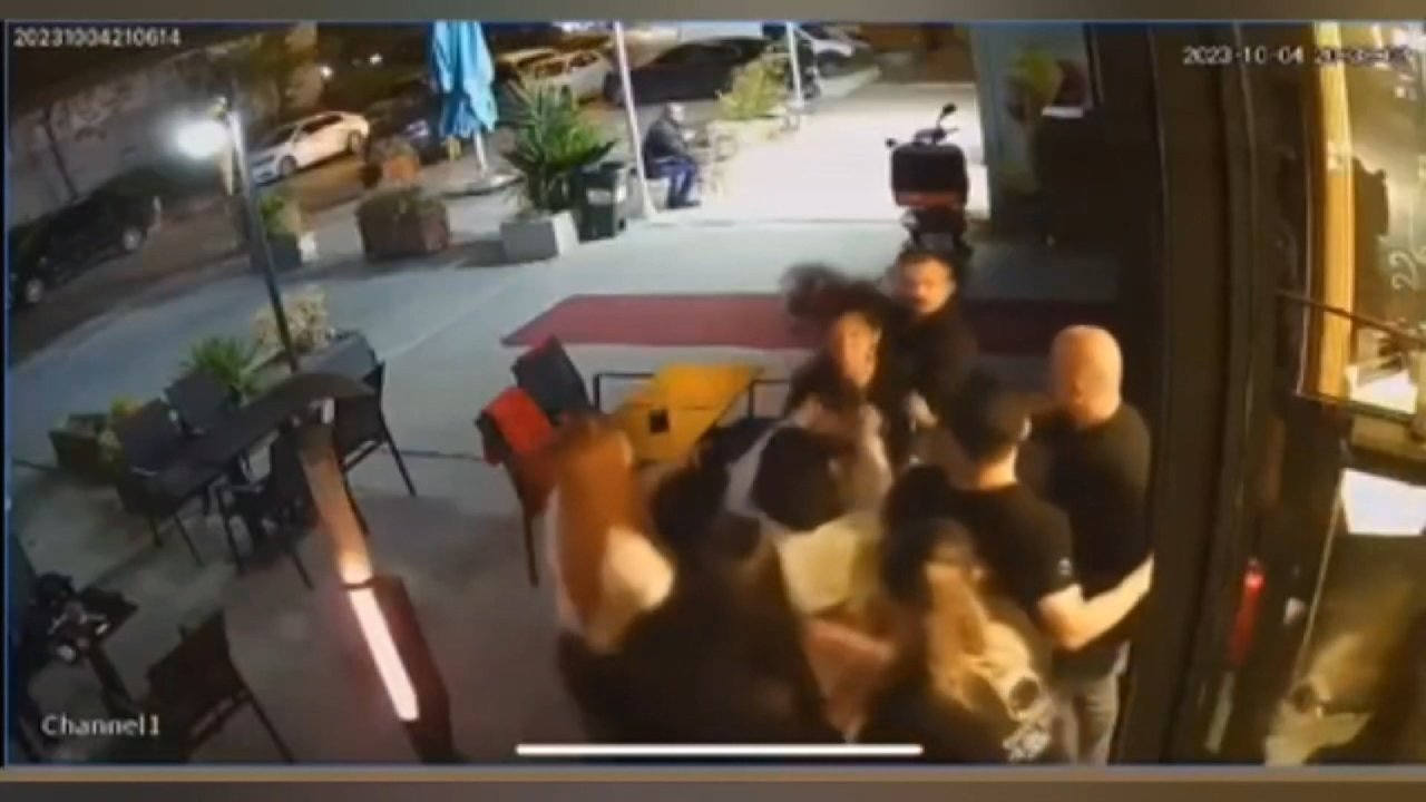 Kafenin bahçesine girdi; uyaran müşterilere tekme tokat saldırdı