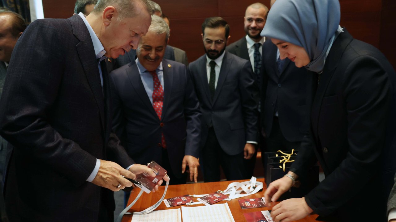 Cumhurbaşkanı Erdoğan, delege kartını aldı
