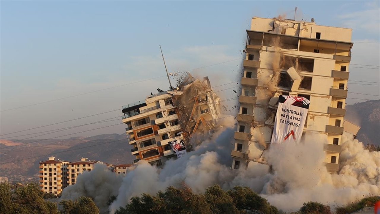 10 binadan oluşan ağır hasarlı site patlayıcı yardımıyla yıkıldı