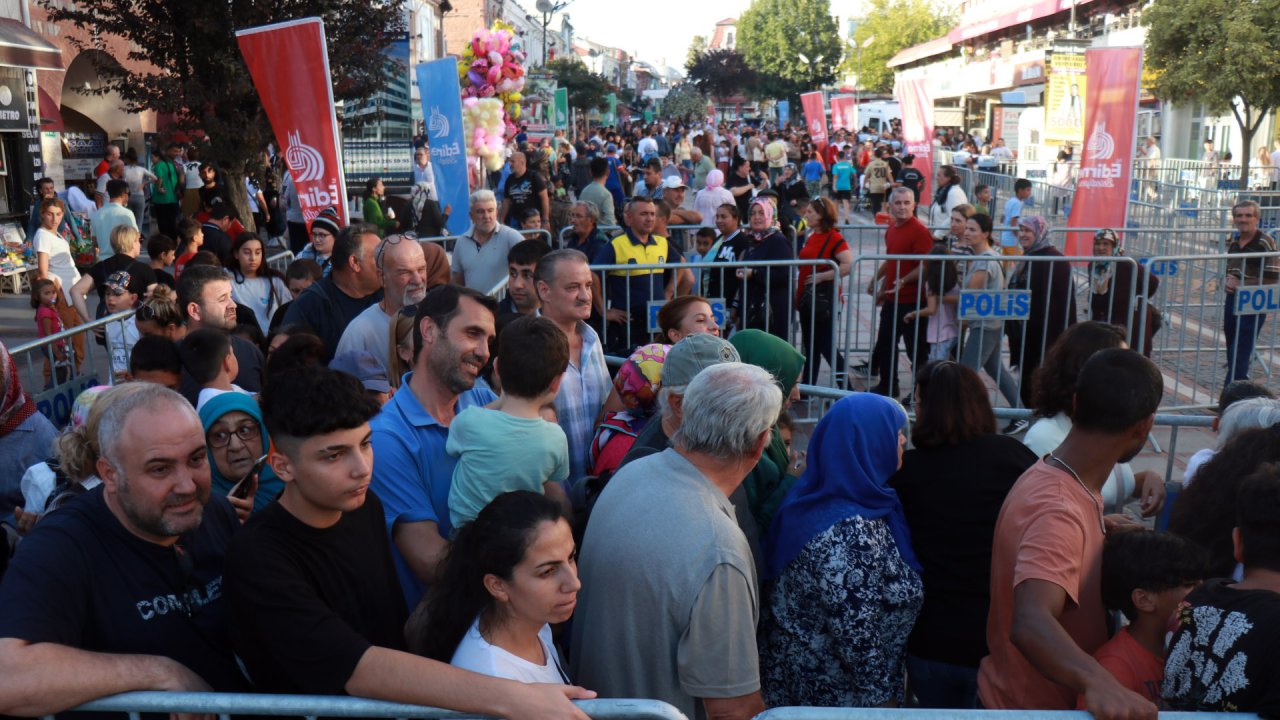 Edirne'de düzenlenen festivalde ciğer kuyruğu oluştu