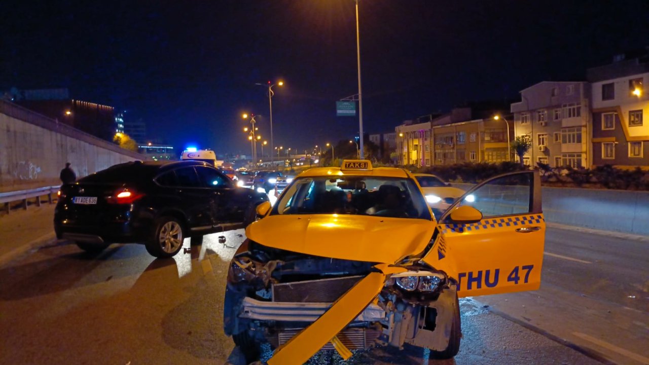 TEM bağlantı yolunda trafiği birbirine katan kaza: Yaralılar var