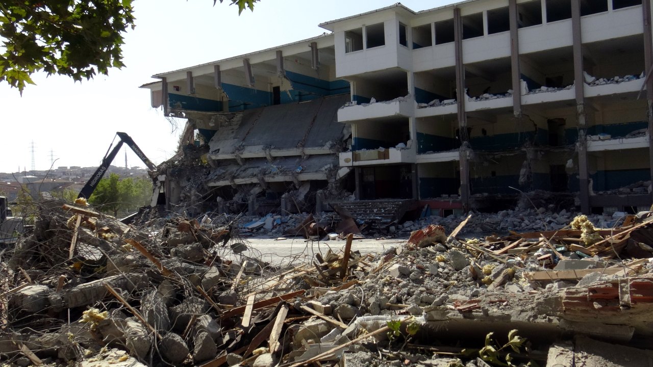 Depreme dayanıksız okul yıkıldı