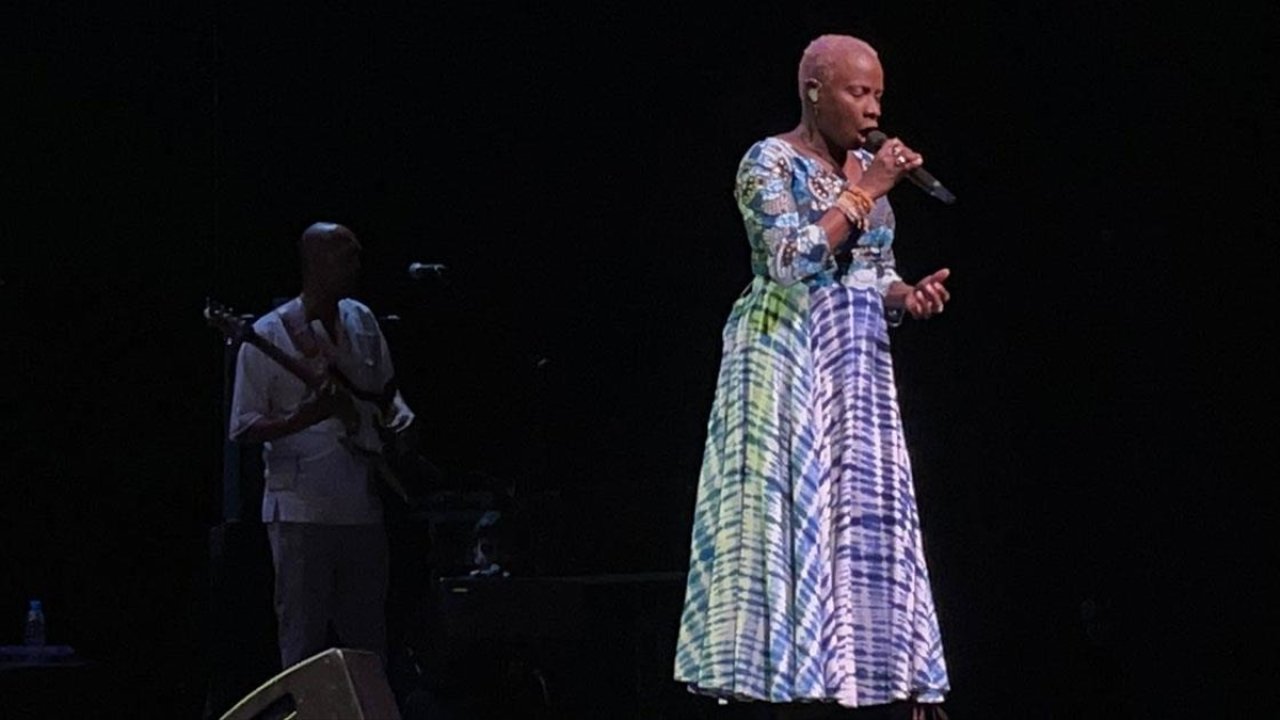 Beninli şarkıcı Beyoğlu Kültür Yolu Festivali'nde konser verdi