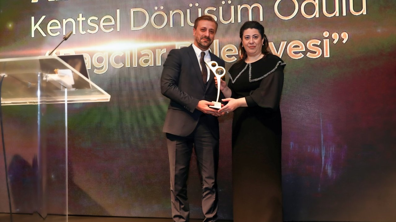 Bağcılar Belediye Başkanı Özdemir’e ‘kentsel dönüşüm’ alanında ödül