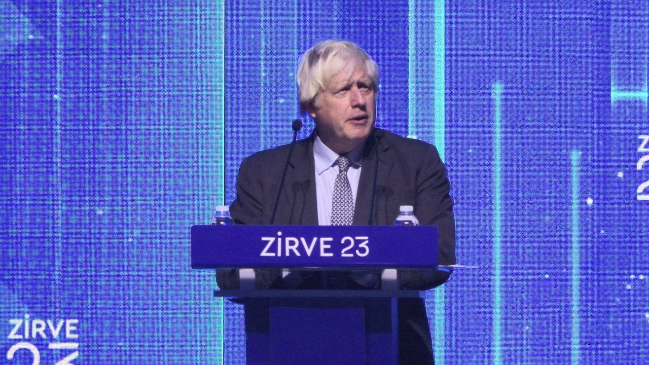 İngiltere eski Başbakanı Boris Johnson İstanbul'da 23 Zirvesi'ne katıldı