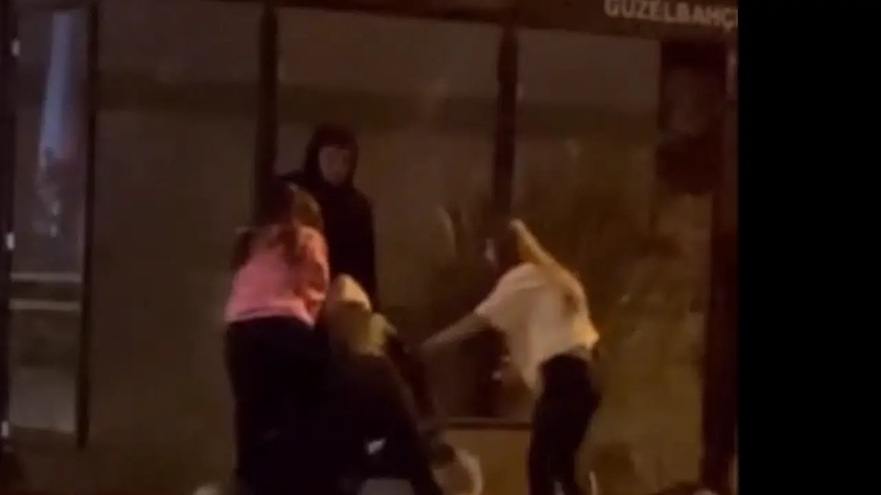 Genç kızlar durakta kavga etti!