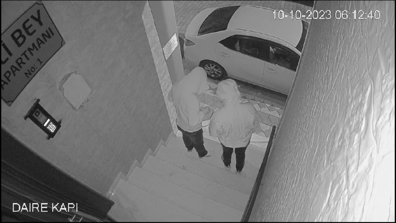Hırsızları kapı dürbününden kameraya kaydetti