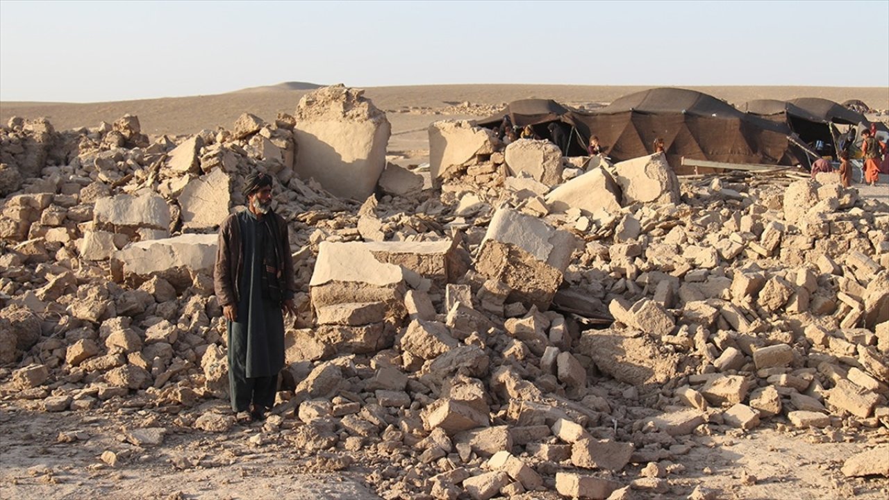 Afganistan'da peş peşe depremler
