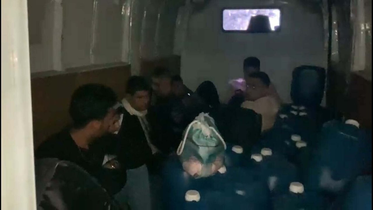 Minibüste 8 kaçak göçmen ile 1 organizatör yakalandı
