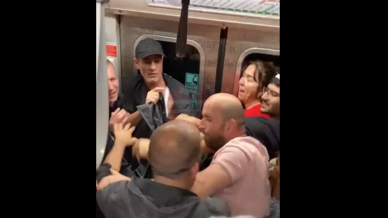 Kadına yumruk atan adama metroda linç girişimi!