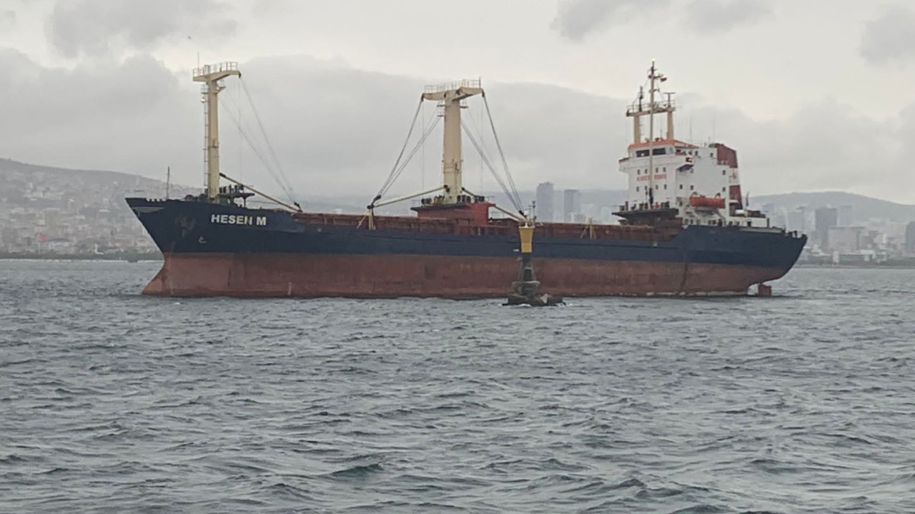 Kuru yük gemisi İstanbul'da karaya oturdu