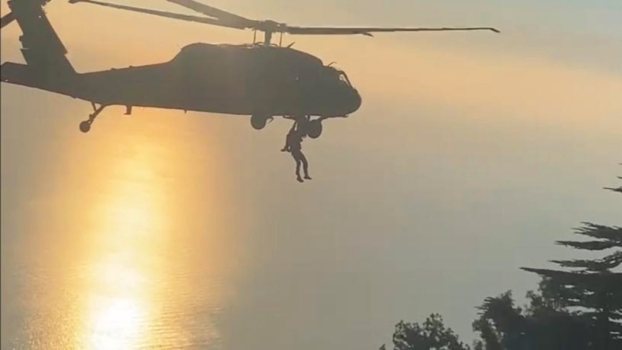 Kayalıklara düşen Belaruslu paraşütçü askeri helikopterle kurtarıldı
