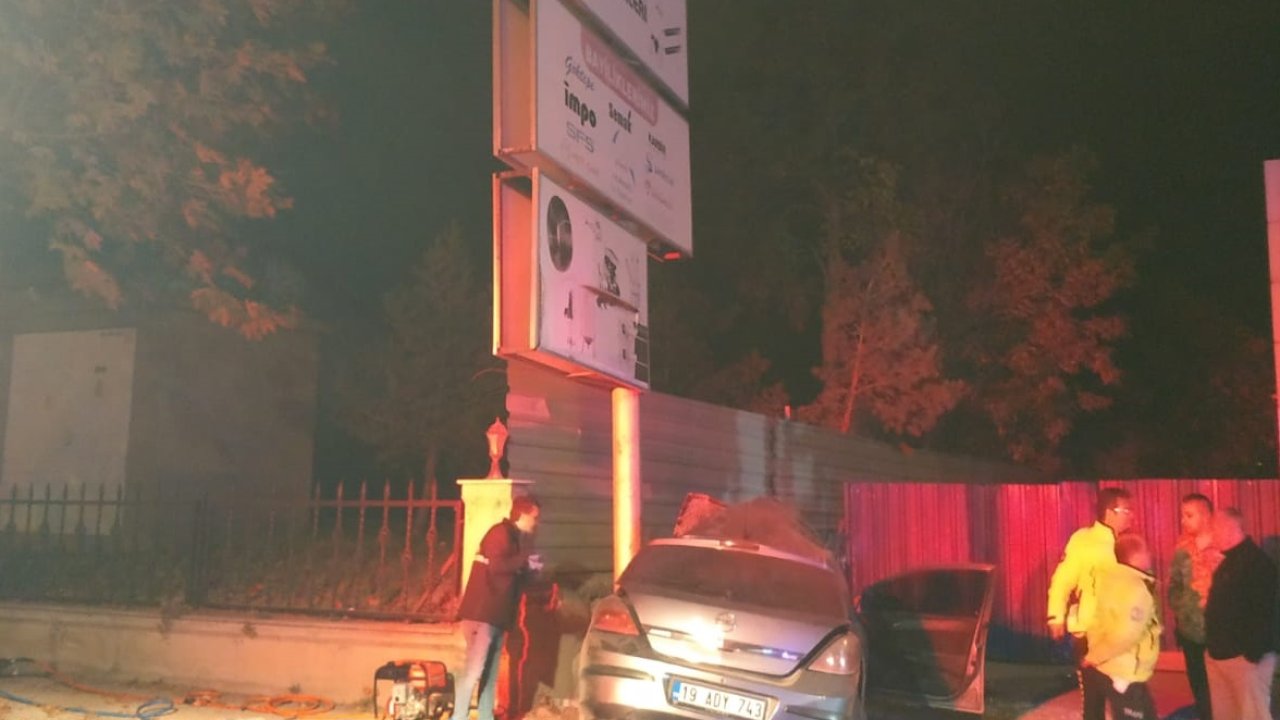 Otomobil reklam panosu direğine çarptı: 3 ölü