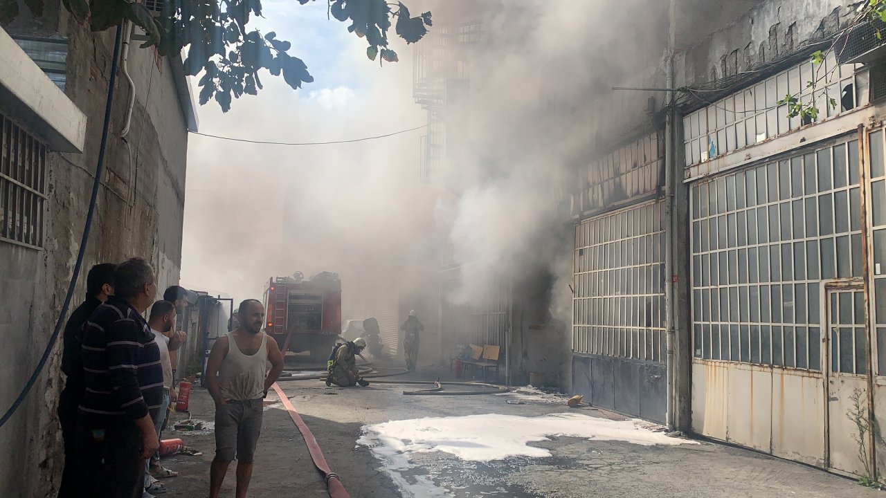 Korkutan iş yeri yangını: Dumanlar etrafı sardı