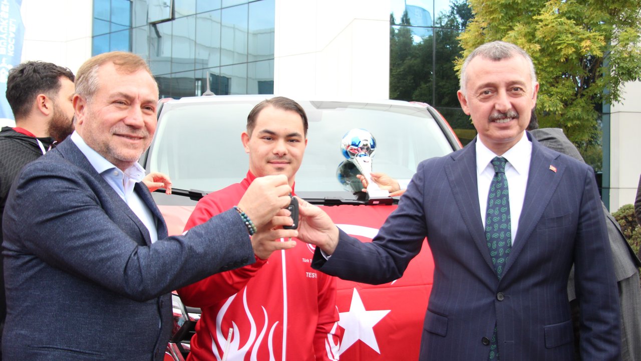Kocaeli Belediyesi'nden Down Sendromlu Özel Futsal Milli Takımı’na hediye