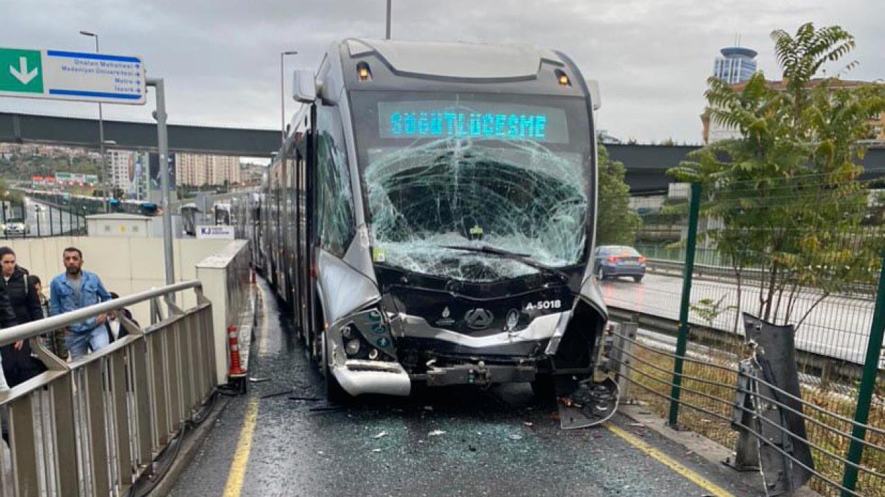 Uzunçayır'da metrobüs kaza yaptı!