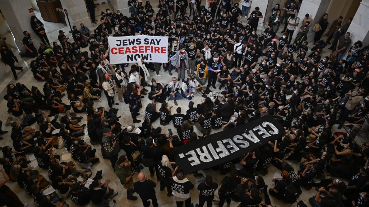 ABD'de İsrail'in saldırılarına karşı yapılan protestoda, Kongre binasında oturma eylemi yapıldı
