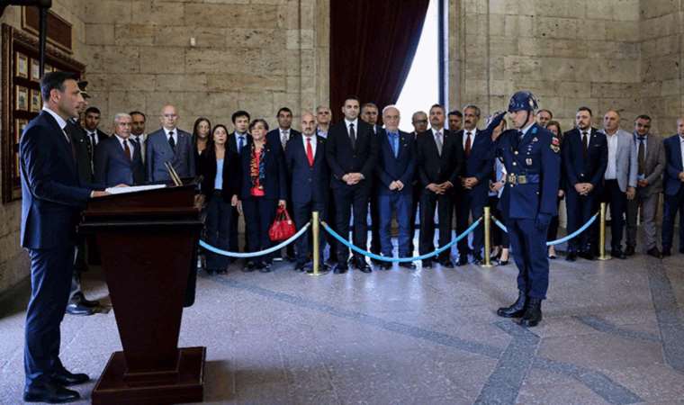 CHP İstanbul İl Başkanı Özgür Çelik'ten Anıtkabir'e ziyaret